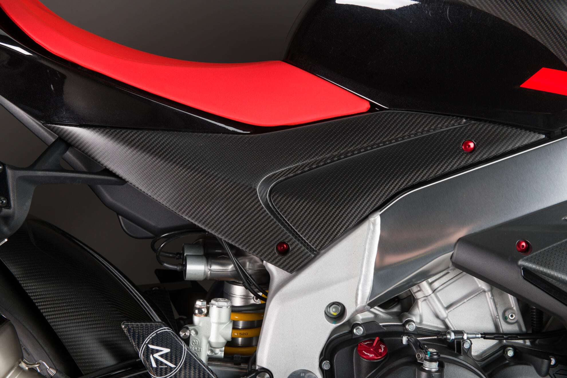 Protección del tanque debajo de Carbon Lightech Aprilia RSV4/RR/1100 Factory (21-25) CARA2080