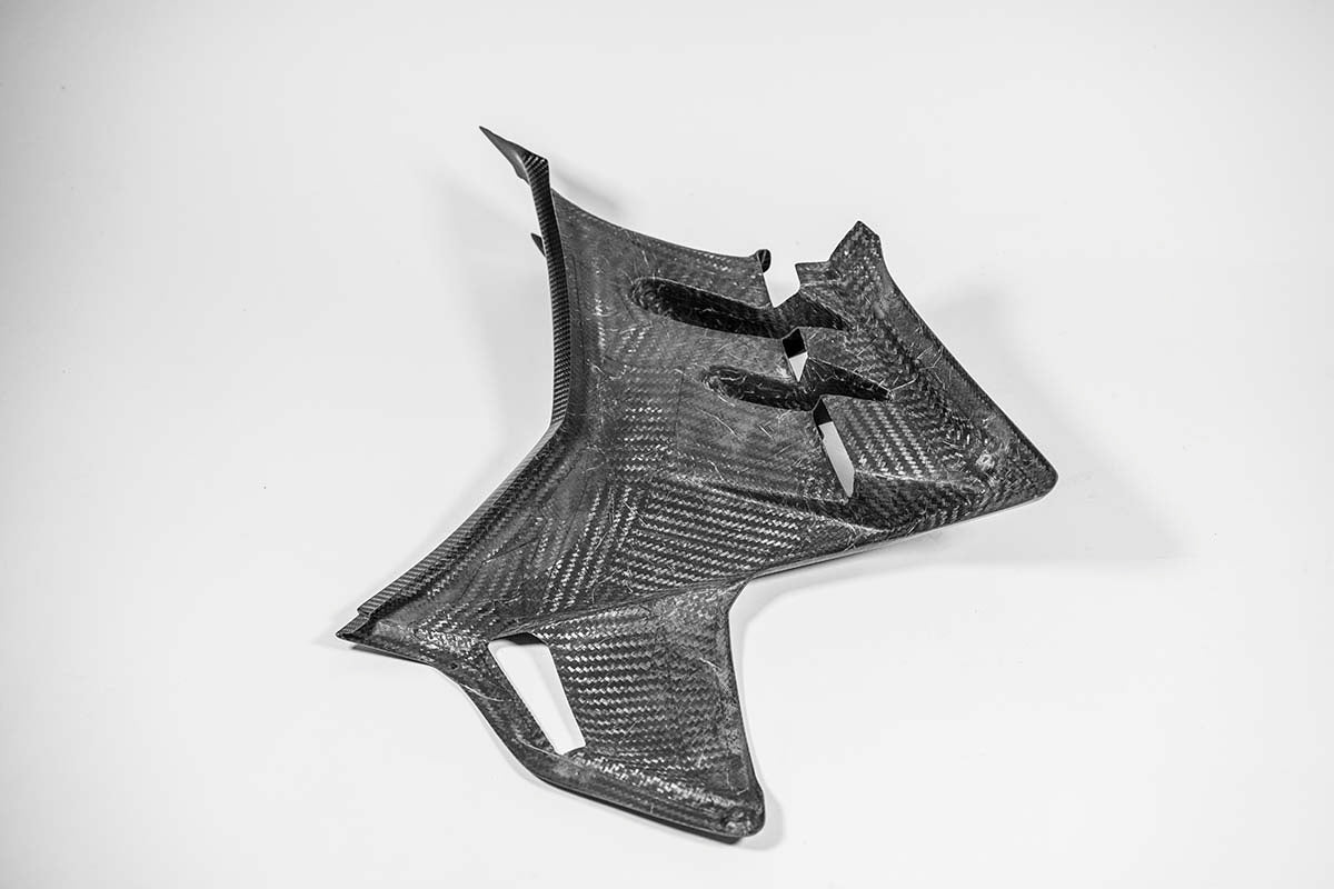 Side part on the right 200g AP carbon line Aprilia RSV4/RR/1100 Factory (21-25)