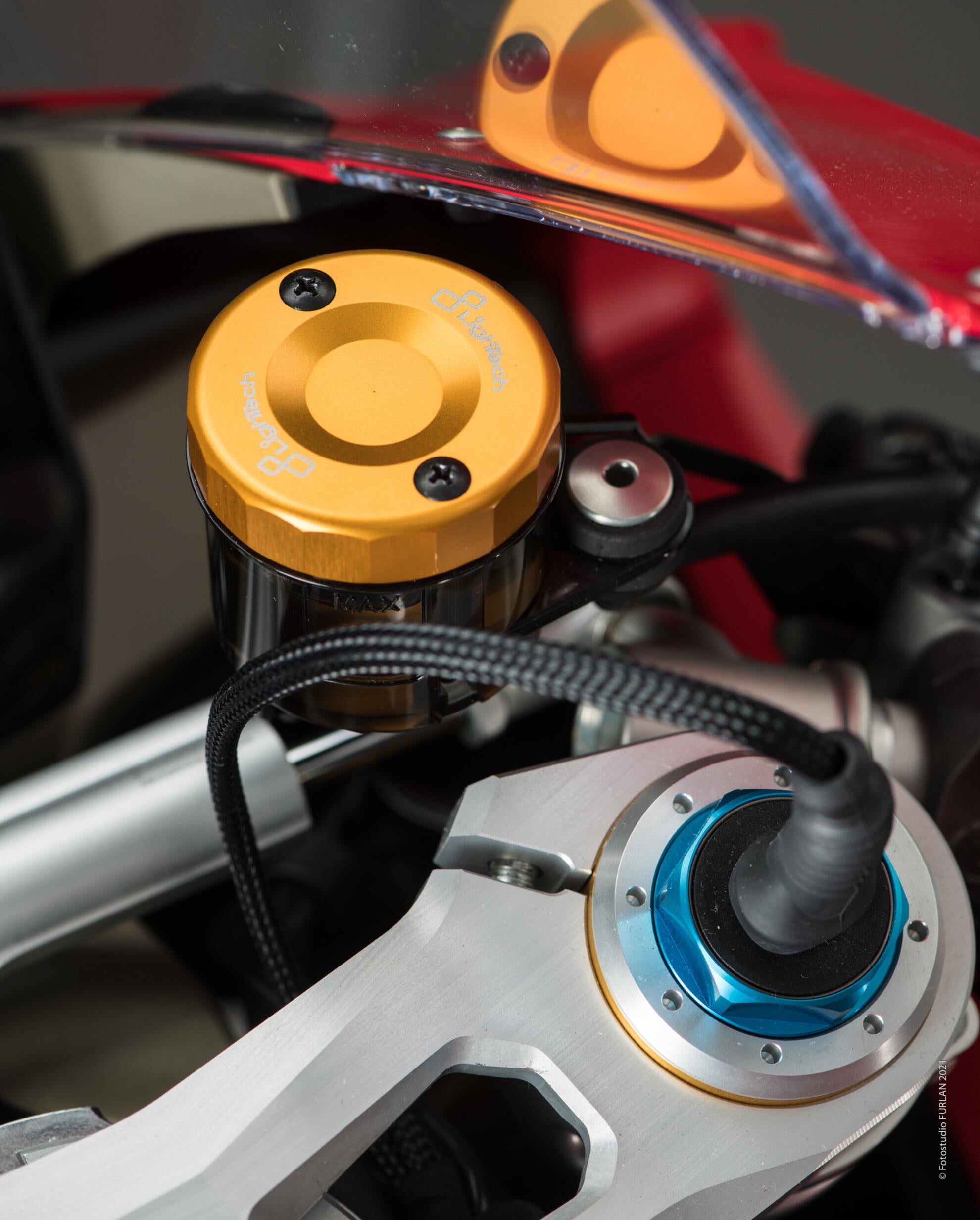 Tapa del contenedor de compensación en la tecnología frontal Ducati Panigale 959 (16-19) FBC04