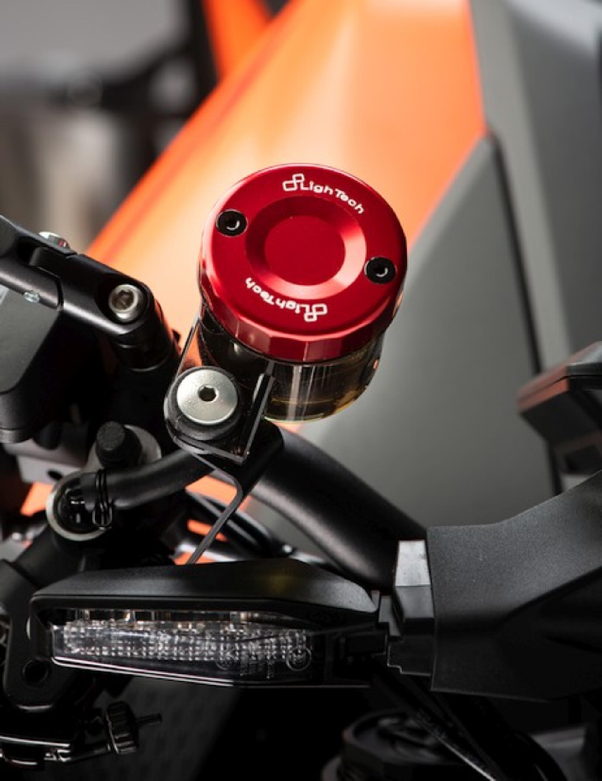 Tapa del contenedor de compensación en la tecnología frontal Ducati Panigale 959 (16-19) FBC04