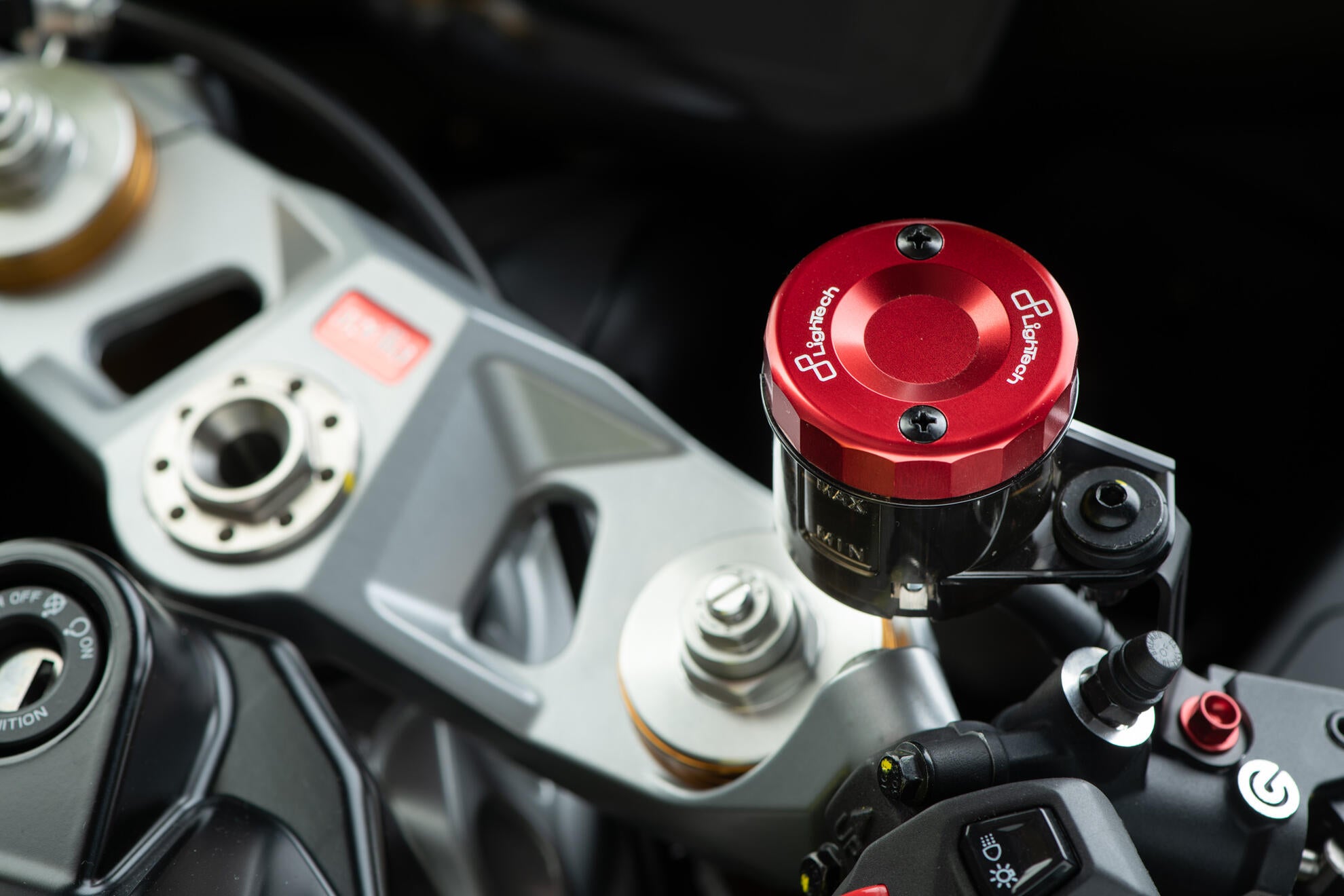 Tapa del contenedor de compensación en la tecnología frontal Ducati Panigale 959 (16-19) FBC04