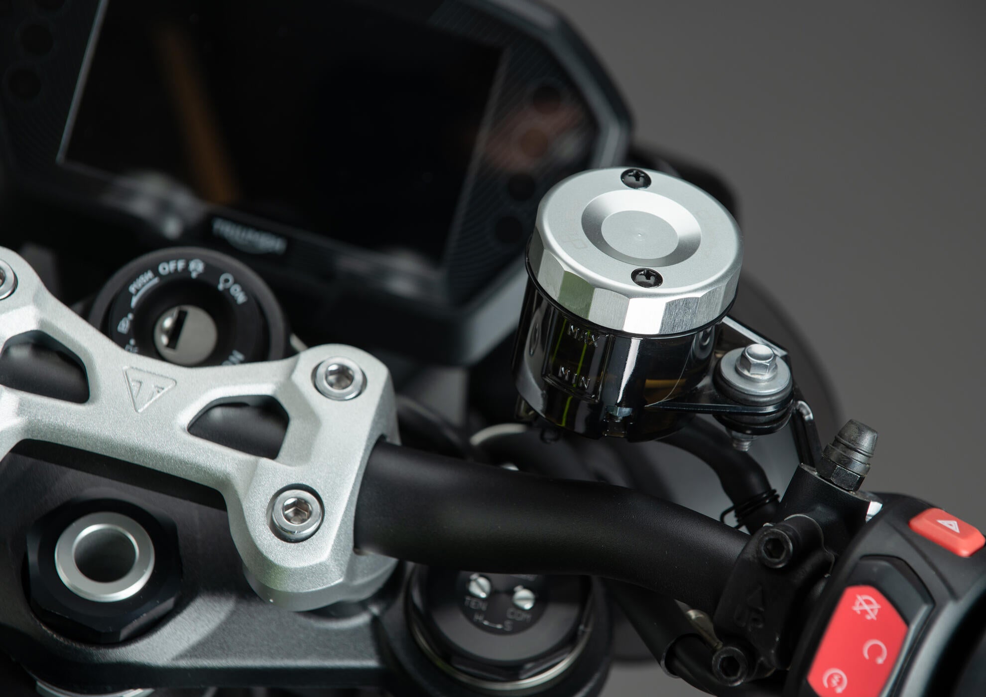 Tapa del contenedor de compensación en la tecnología frontal Ducati Panigale 959 (16-19) FBC04