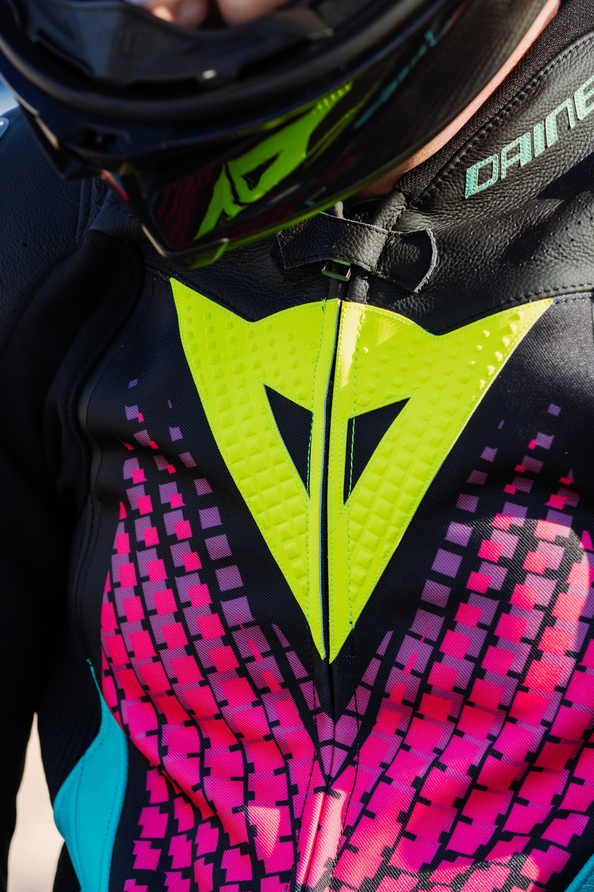 Dainese Laguna Seca 6 Einteiler Lederkombi – Perforierter Rennanzug | Herren | Türkis/Pink/Neon Gelb