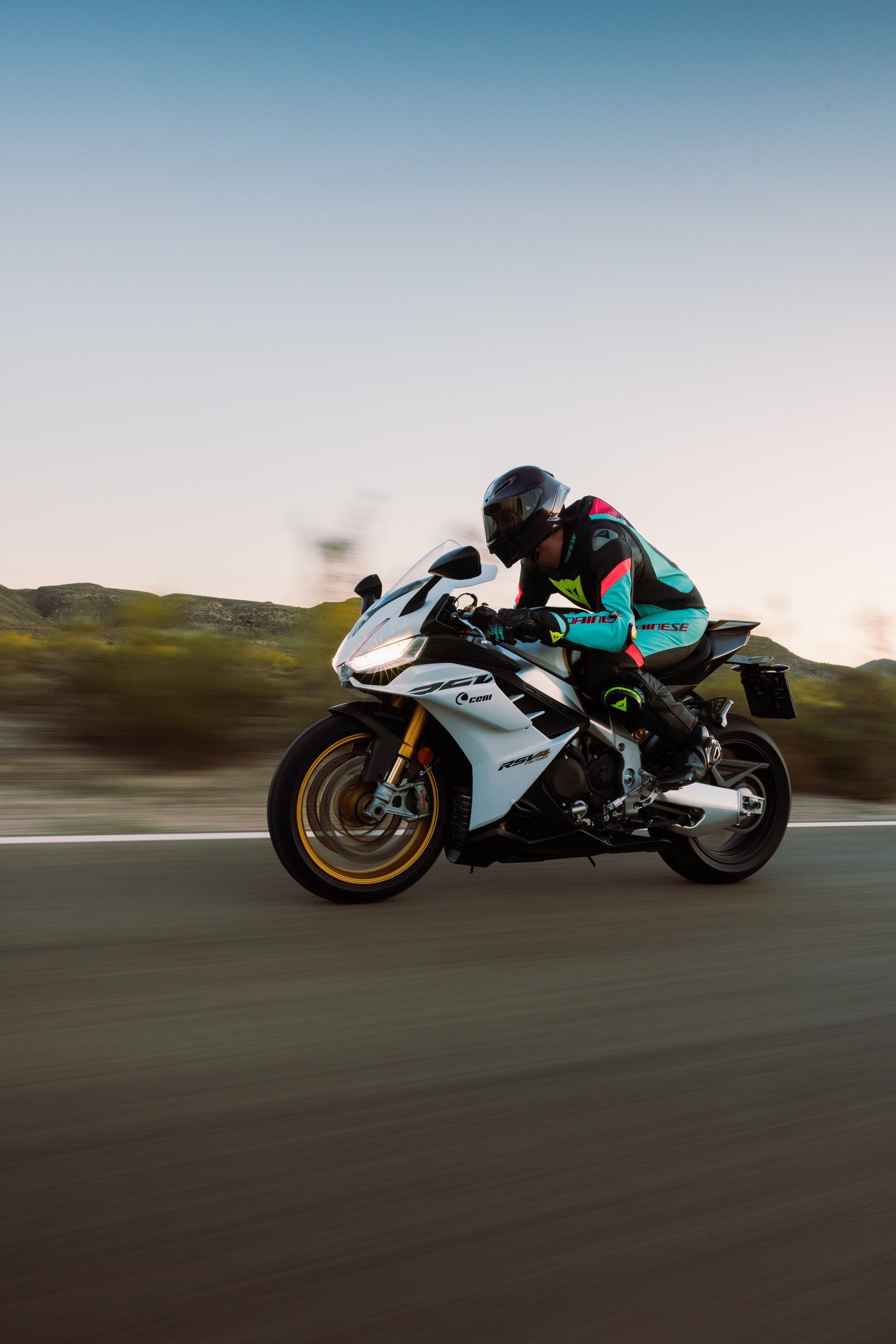 Dainese Laguna Seca 6 Einteiler Lederkombi – Perforierter Rennanzug | Herren | Türkis/Pink/Neon Gelb