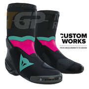 Dainese Axial 2 Racing und Straßen Motorradstiefel | Herren | Schwarz / Fuxia / Sardinia Sea Blue | Custom Works (Kopie)