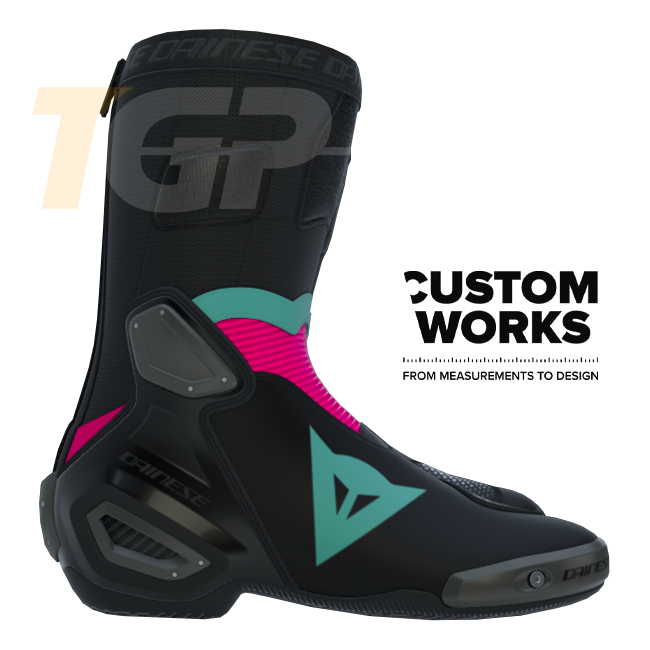 Dainese Axial 2 Racing und Straßen Motorradstiefel | Herren | Schwarz / Fuxia / Sardinia Sea Blue | Custom Works (Kopie)