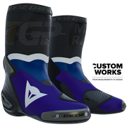 Dainese Axial 2 Racing e stivali da motociclismo stradali Prima Pramac Yamaha MotoGP Replica | Uomo | Viola / Blu Yamaha / Bianco | Custom Works 