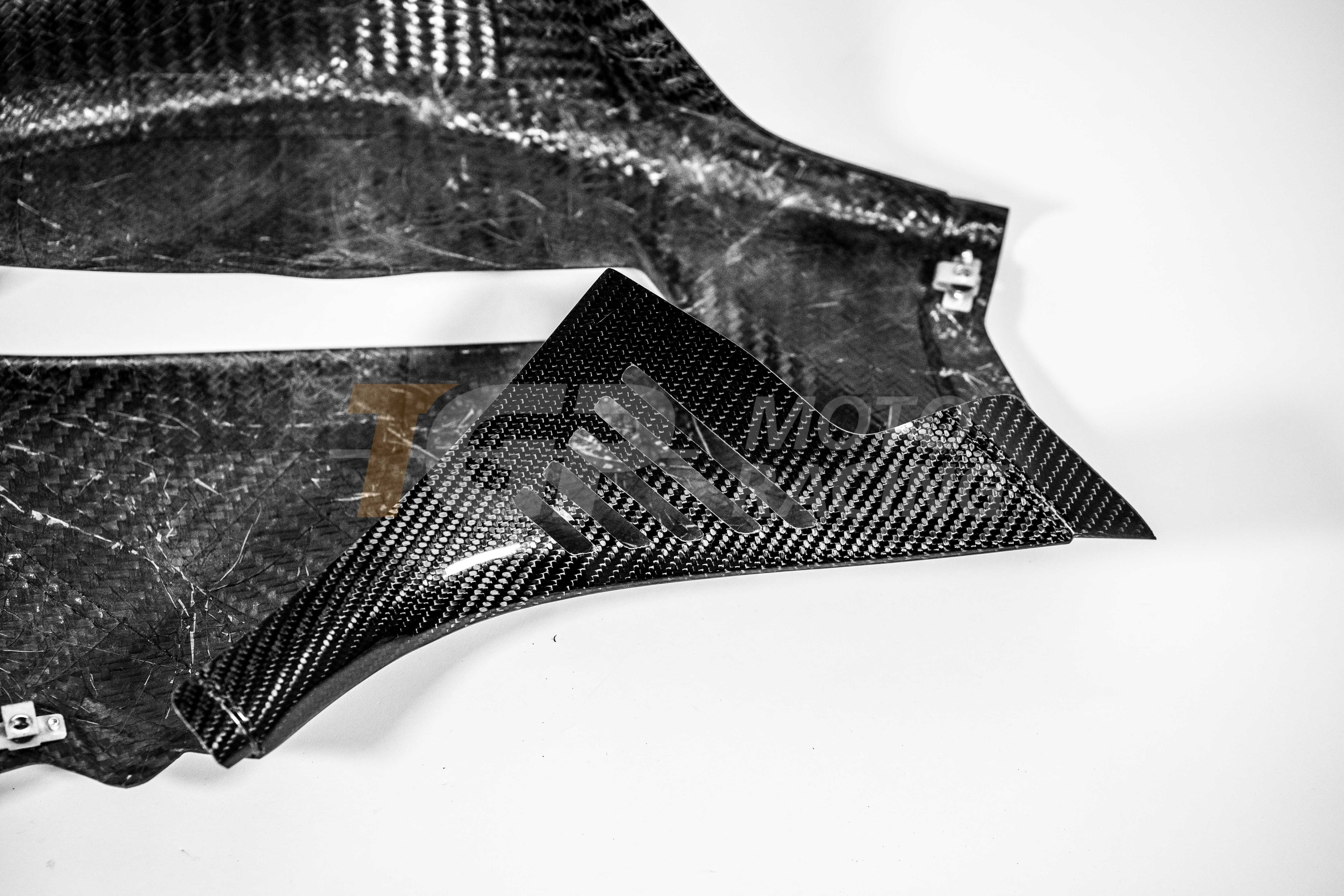 Left side panel 200g carbon AP Carbon Line for Ducati Panigale V4 R (2026) 