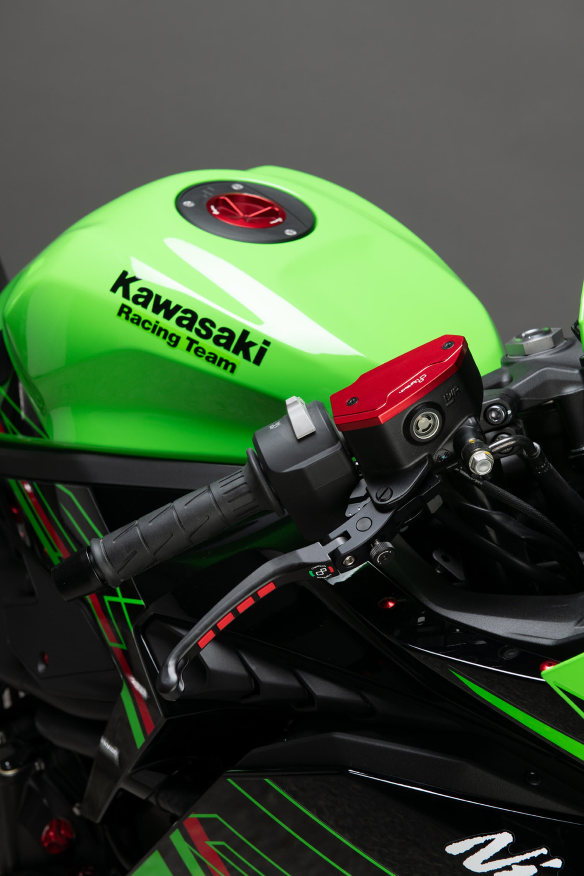 Ausgleichsbehälter-Deckel Vorne LighTech Kawasaki ZX-4 RR (23-25) FBC16