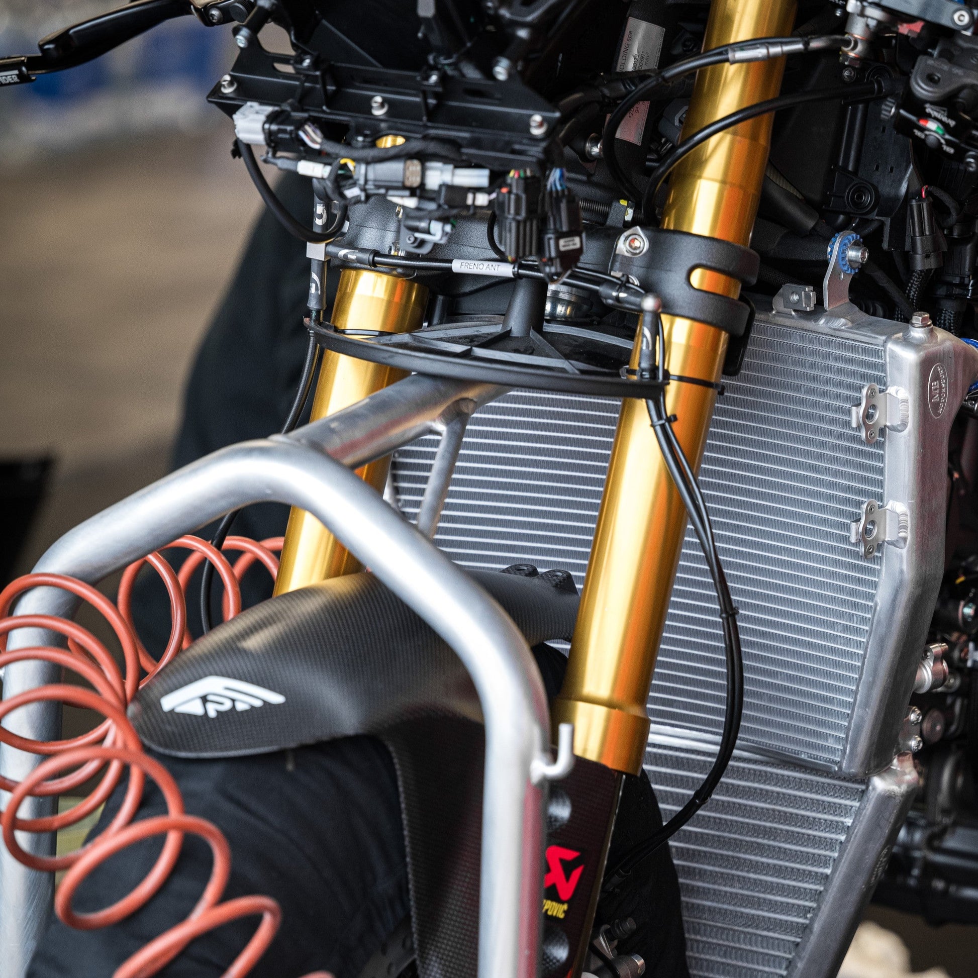 Feel Racing Racing-Bremsleitungen vorn montiert an der Ducati Panigale V2 890