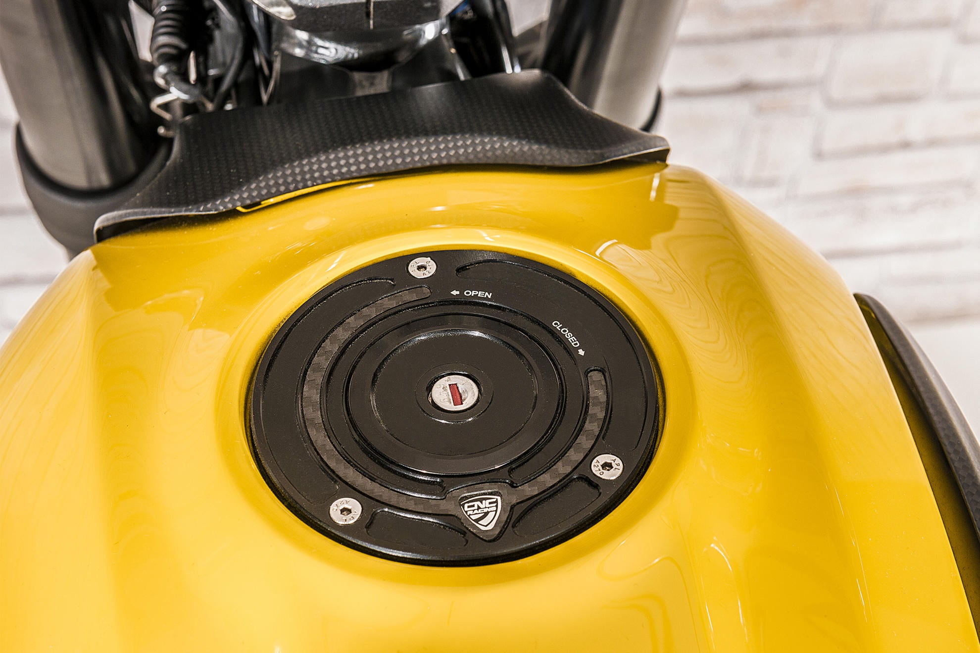 Tankdeckel mit Flange Carbon CNC Racing Ducati Panigale V4/S/R (25-26) TSB01